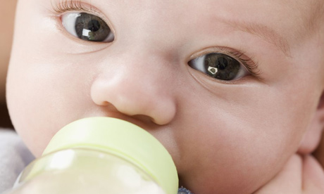 Τα μωρά πρέπει να πίνουν μόνο γάλα;
