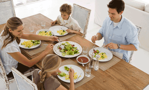 Τρόπους καλής συμπεριφοράς στο τραπέζι πρέπει να μαθαίνουν τα παιδιά