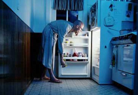 Πώς να κόψετε τις μεταμεσονύχτιες «επιθέσεις» στο ψυγείο;