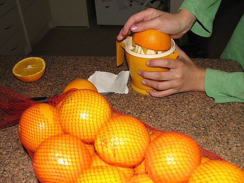 Πώς θα βγάλω περισσότερο χυμό από τα πορτοκάλια;