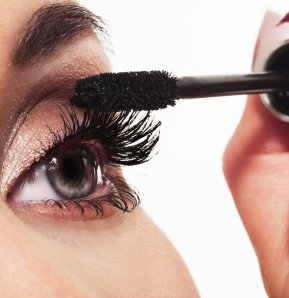 apply-mascara apply mascara
