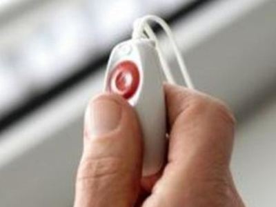 Συσκευή «κόκκινο κουμπί» πρώτης βοήθειας για ηλικιωμένους