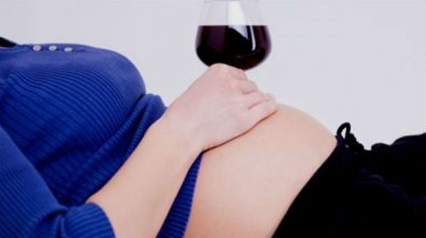 Ένα έως οκτώ ποτά την εβδομάδα δεν επηρεάζουν αρνητικά την εγκυμοσύνη