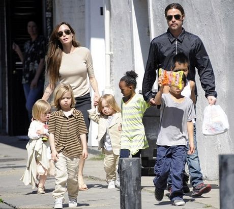 O Brad Pitt και η Angelina Jolie κάνουν διακοπές στην Ελλάδα (βίντεο)