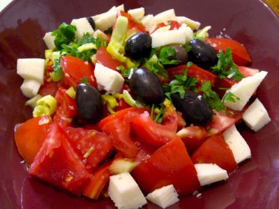 Συνταγή της ημέρας: Χωριάτικη σαλάτα με την διατροφική ανάλυση του Δημήτρη Γρηγοράκη