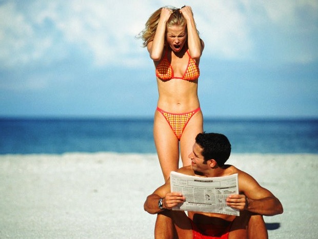 25 συνήθειες των ανδρών που εκνευρίζουν τις γυναίκες στις διακοπές