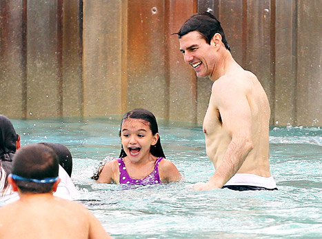 O Tom Cruise και η κόρη του στην πισίνα της Disneyland