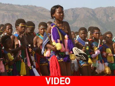Χιλιάδες γυμνόστηθες νεαρές γυναίκες για τον μονάρχη της Σουαζιλάνδης (βίντεο)