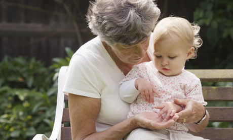 Η φροντίδα της γιαγιάς χαρίζει χρόνια στα εγγόνια