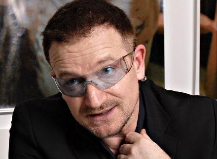 Tραγουδιστής U2 Μπόνο: η κρίση θα οδηγήσει 63.000 πάσχοντες από AIDS στο θάνατο