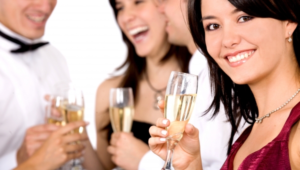 Οι γυναίκες πίνουν & αντέχουν πιο πολύ το αλκοόλ από τους άνδρες!