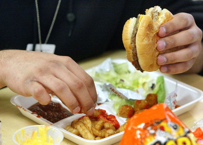 Σώστε το πλανήτη τρώγοντας λιγότερο junk food… !