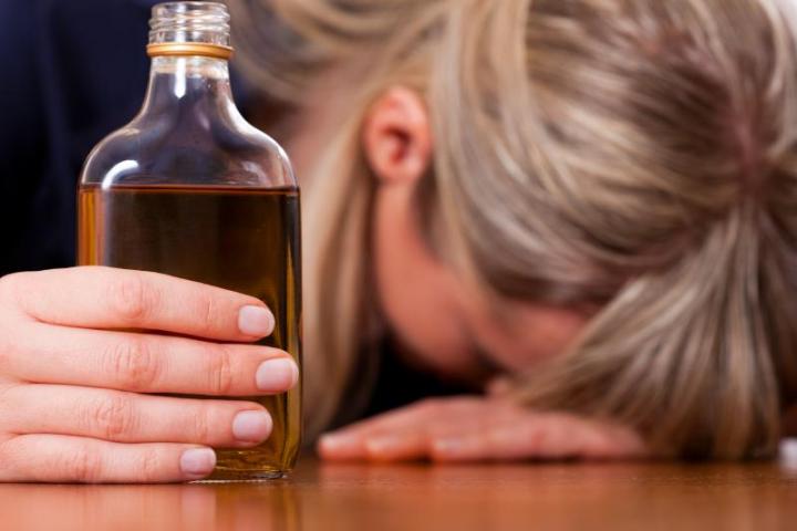 Πάνω από 12 εκατομμύρια άνθρωποι είναι εξαρτημένοι από το αλκοόλ