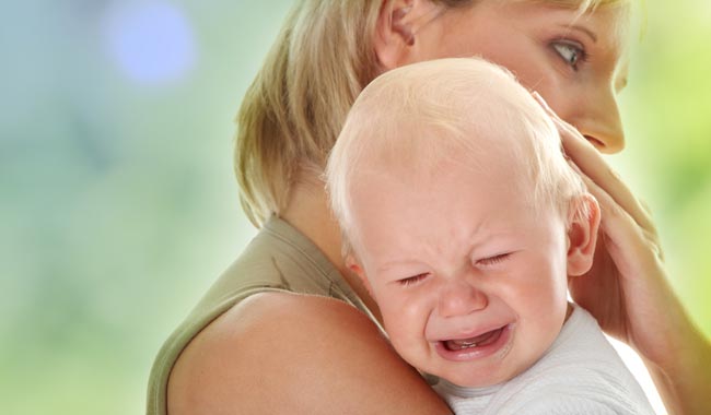 Τα μωρά των μαμάδων με κεφαλαλγίες υποφέρουν από κολικούς