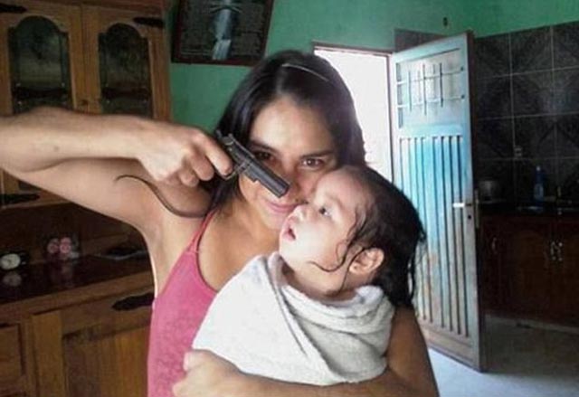 ΣΟΚ: γυναίκα σημαδεύει με όπλο ένα μωρό