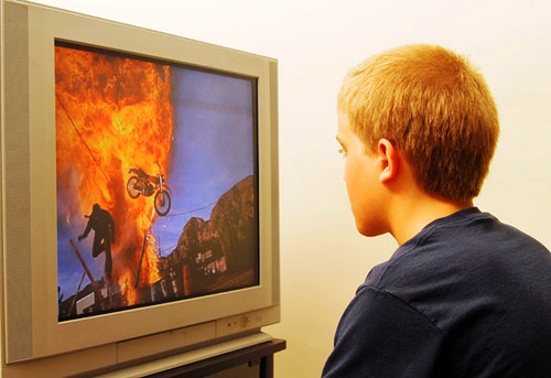 Βλάπτει σοβαρά η πολλή TV τα παιδιά