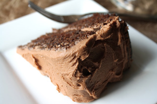 Συνταγή της ημέρας: μεθυσμένο κέικ με δαμάσκηνα και σοκολάτα