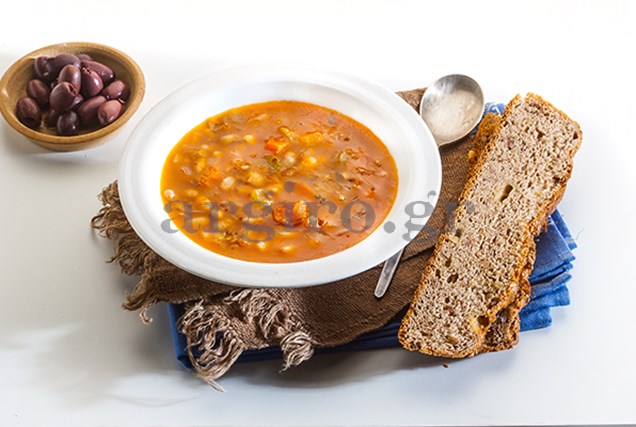 Συνταγή της ημέρας: Χειμωνιάτικη φασολάδα και τυρόψωμο με καρυδιά στη γάστρα
