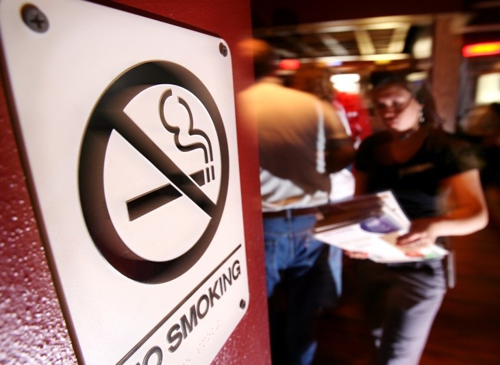 Πιστή εφαρμογή της απαγόρευσης καπνίσματος ζητά με εγκύκλιο το υπουργείο Υγείας