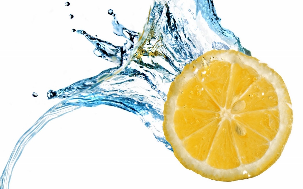 Πώς το νερό με λεμόνι ενισχύει τον οργανισμό;