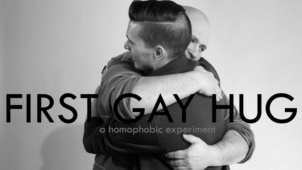 Ομοφοβικοί αγκαλιάζουν για πρώτη φορά gay (video)