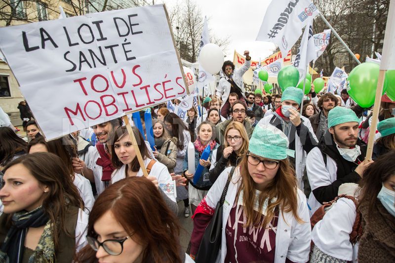 Παρίσι: Στους δρόμους οι γιατροί για νέο νομοσχέδιο