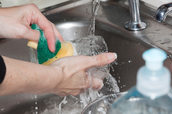 Το πλύσιμο των πιάτων στο χέρι προστατεύει από αλλεργίες