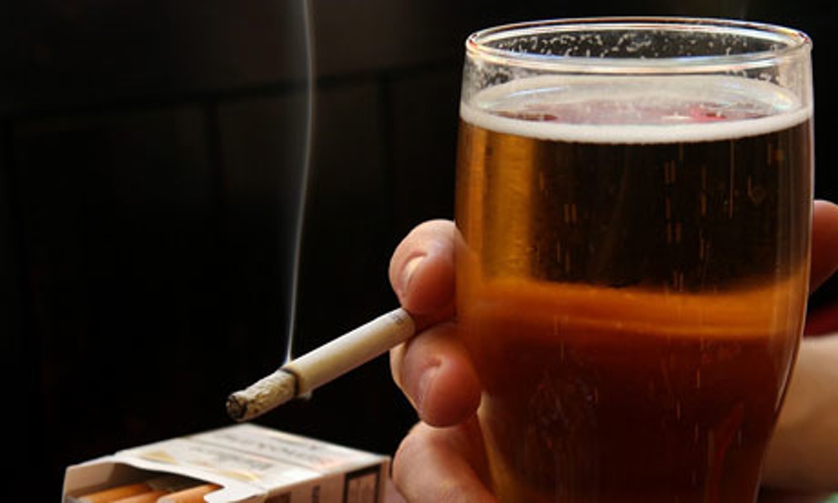Έρευνα: Αλκοολισμός και τσιγάρο πάνε μαζί
