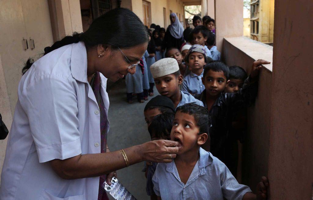 Θεραπεία απεντόμωσης σε εκατομμύρια παιδιά στην Ινδία