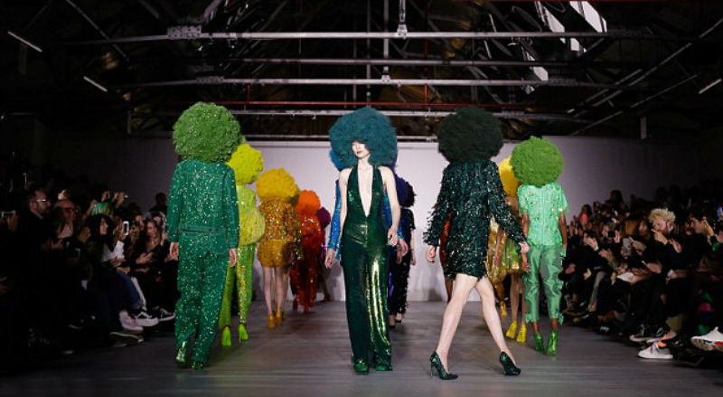 Χρωματιστά glitter άφρο μαλλιά στην Εβδομάδα Μόδας του Λονδίνου