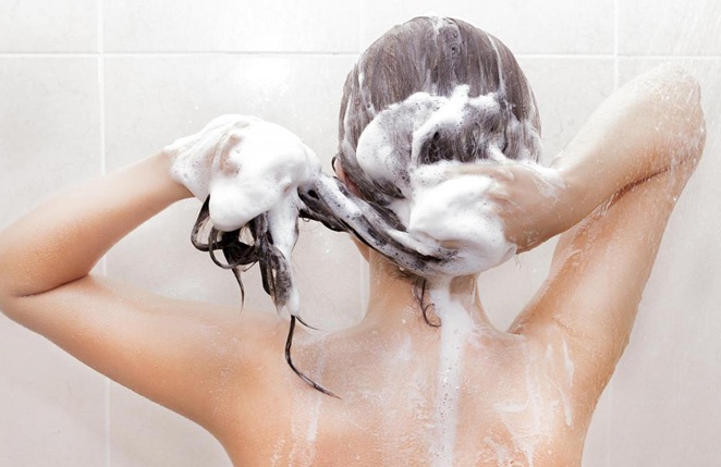 Τι λάθη κάνεις (και δεν πρέπει) όταν λούζεις τα μαλλιά σου