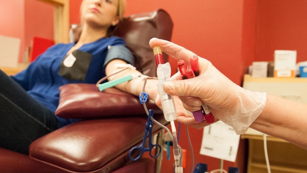 Δίνουν δωροεπιταγές για να προσελκύσουν αιμοδότες