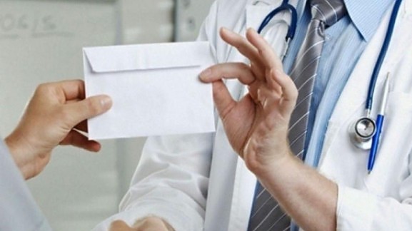 Κύπρος: Καταγγελία εναντίον γιατρού που ζήτησε «φακελάκι»