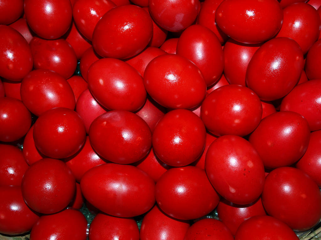 Κόκκινα αυγά: Γιατί τα βάφουμε, πώς τα βάφουμε