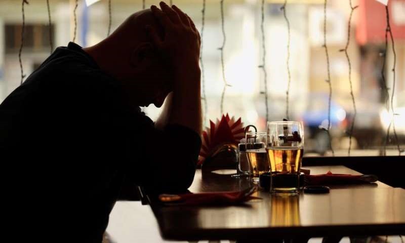 Η υπερβολική κατανάλωση αλκοόλ οδηγεί στην αυτοκτονία ;