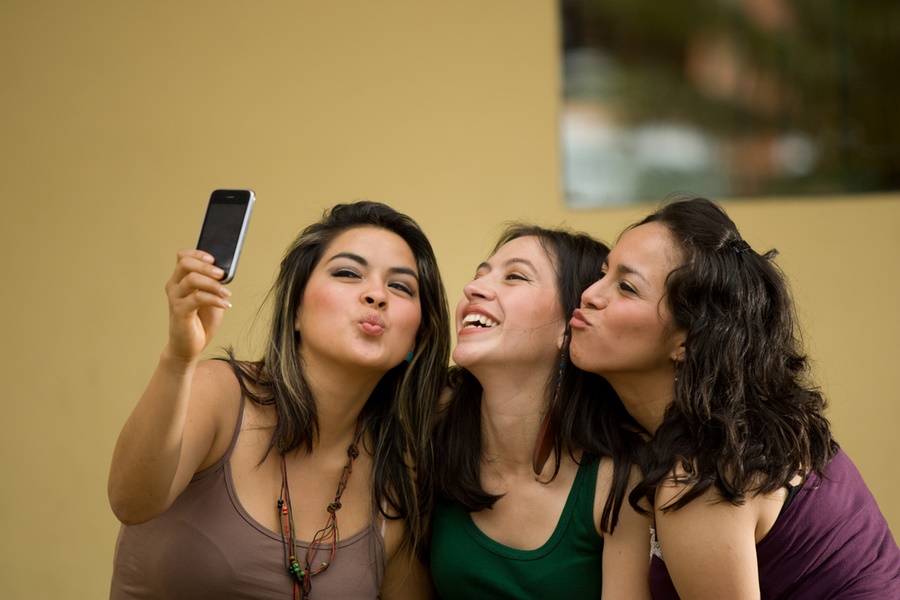 Λιγότερο ελκυστικοί οι άνθρωποι που δημοσιεύουν τακτικά selfies