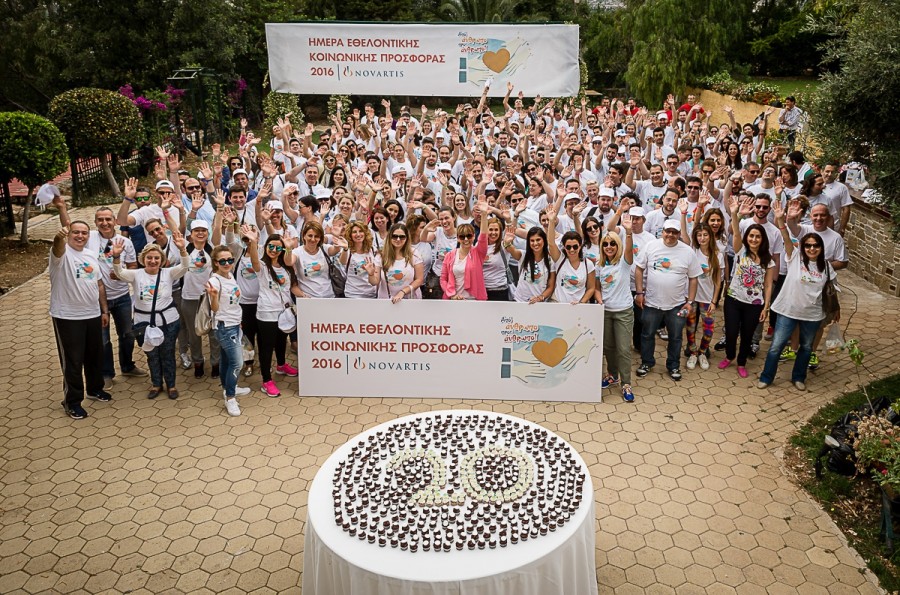 350 εργαζόμενοι της Novartis μαγείρεψαν για άπορες οικογένειες