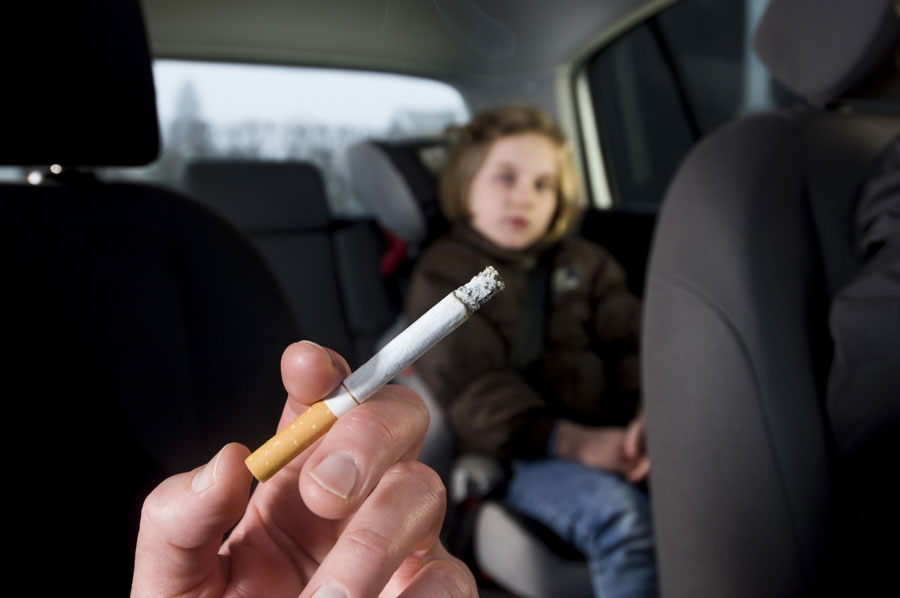 30% των γονέων δεν προστατεύουν τα παιδιά από το τσιγάρο τους