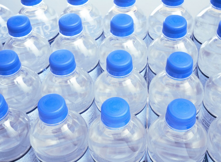 Μύθοι και αλήθειες για τα πλαστικά μπουκάλια στη ζέστη