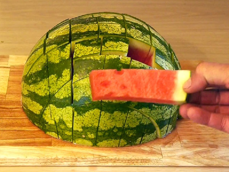 Δυο viral τρόποι για να κόβετε το καρπούζι σας!