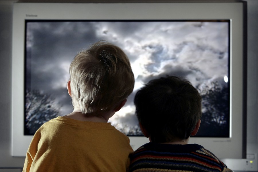 Η τηλεόραση βλάπτει την ανάπτυξη των οστών στα παιδιά