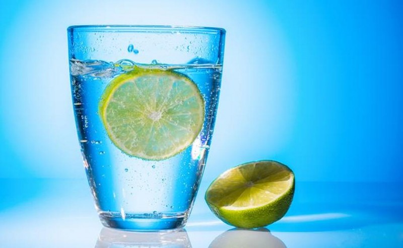 Τελικά γιατί πίνουμε νερό με λεμόνι το πρωί;