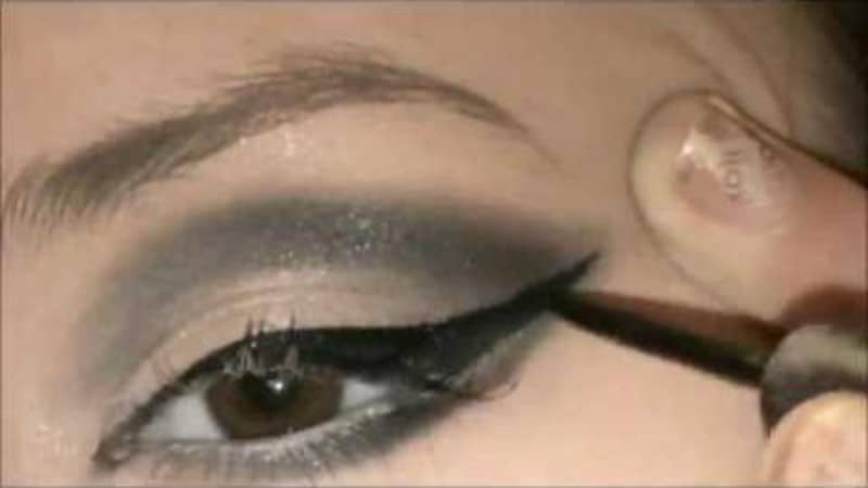 Πώς μπορείς να βάλεις σωστά το eyeliner σου