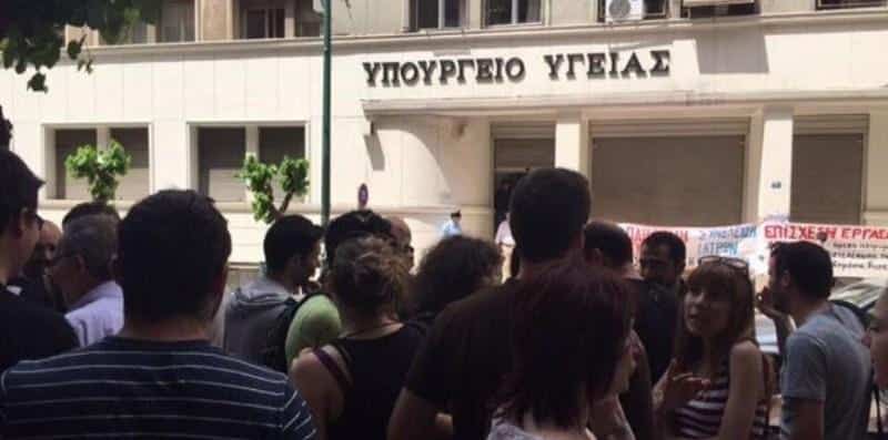 Σε θέση μάχης οι γιατροί ενάντια στο καθεστώς ομηρίας των Επικουρικών