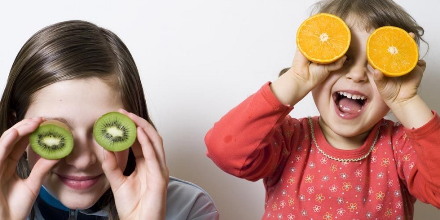 Το Υπουργείο Υγείας μοιράζει φρούτα στα σχολεία