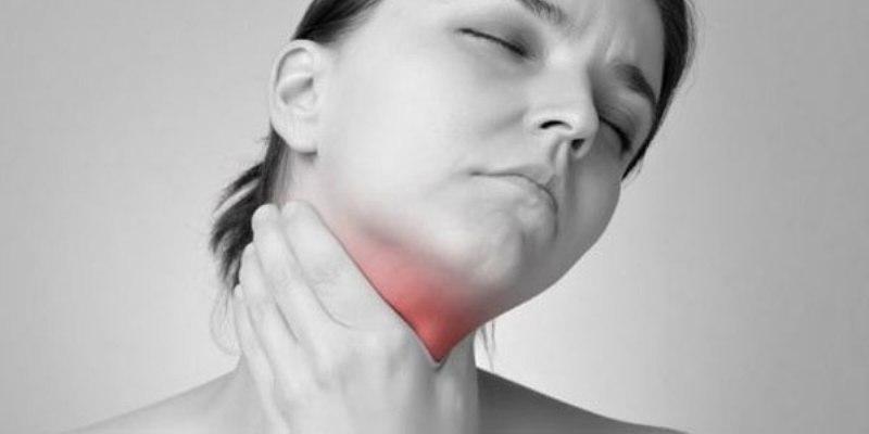 Πονόλαιμος: κρύα ή ζεστά ροφήματα κάνουν καλό στον λαιμό σας;