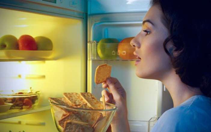 Πως μπορείτε να σταματήσετε τα νυχτοπερπατήματα στο ψυγείο