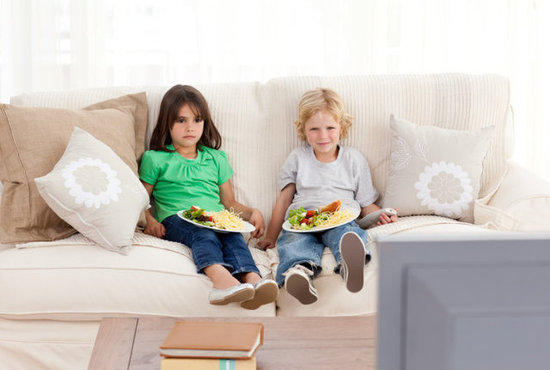 Τηλεόραση και διαφημίσεις κάνουν τα παιδιά να παχαίνουν