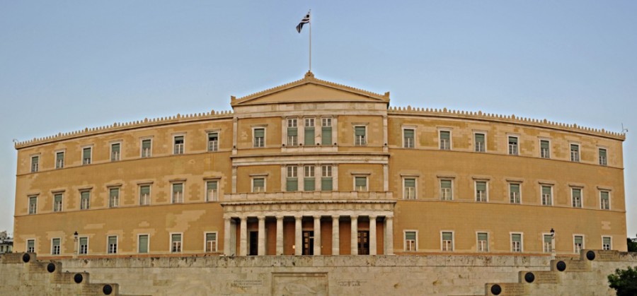 Η Βουλή των Ελλήνων φοράει την κόκκινη κορδέλα του AIDS