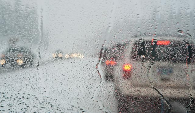 Χρήσιμες συμβουλές για ασφαλή οδήγηση στη βροχή